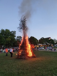 Foto vom brennenden Sonnwendfeuer